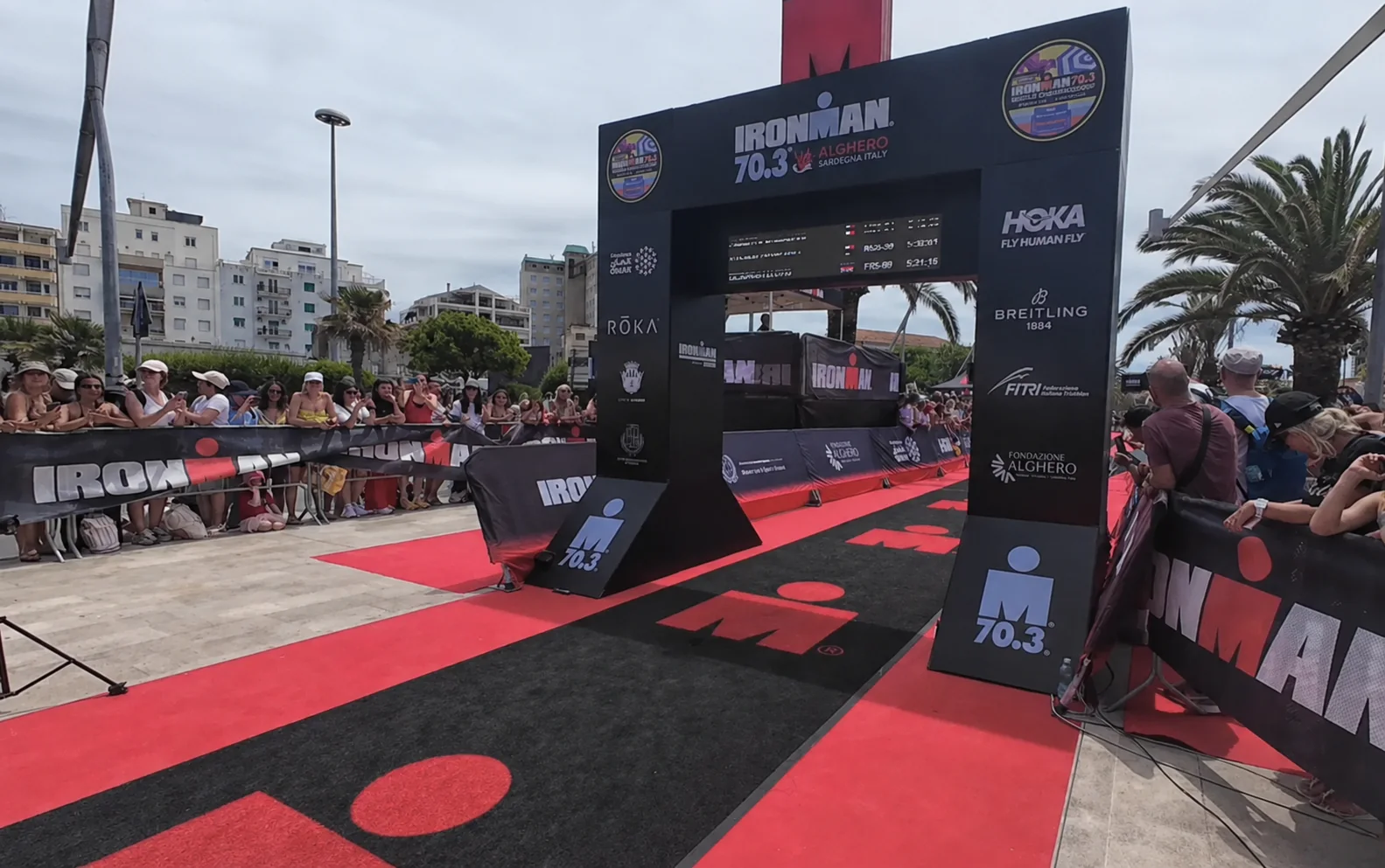 Area arrivo dell’IRONMAN 70.3 Alghero con pubblico e tappeto rosso