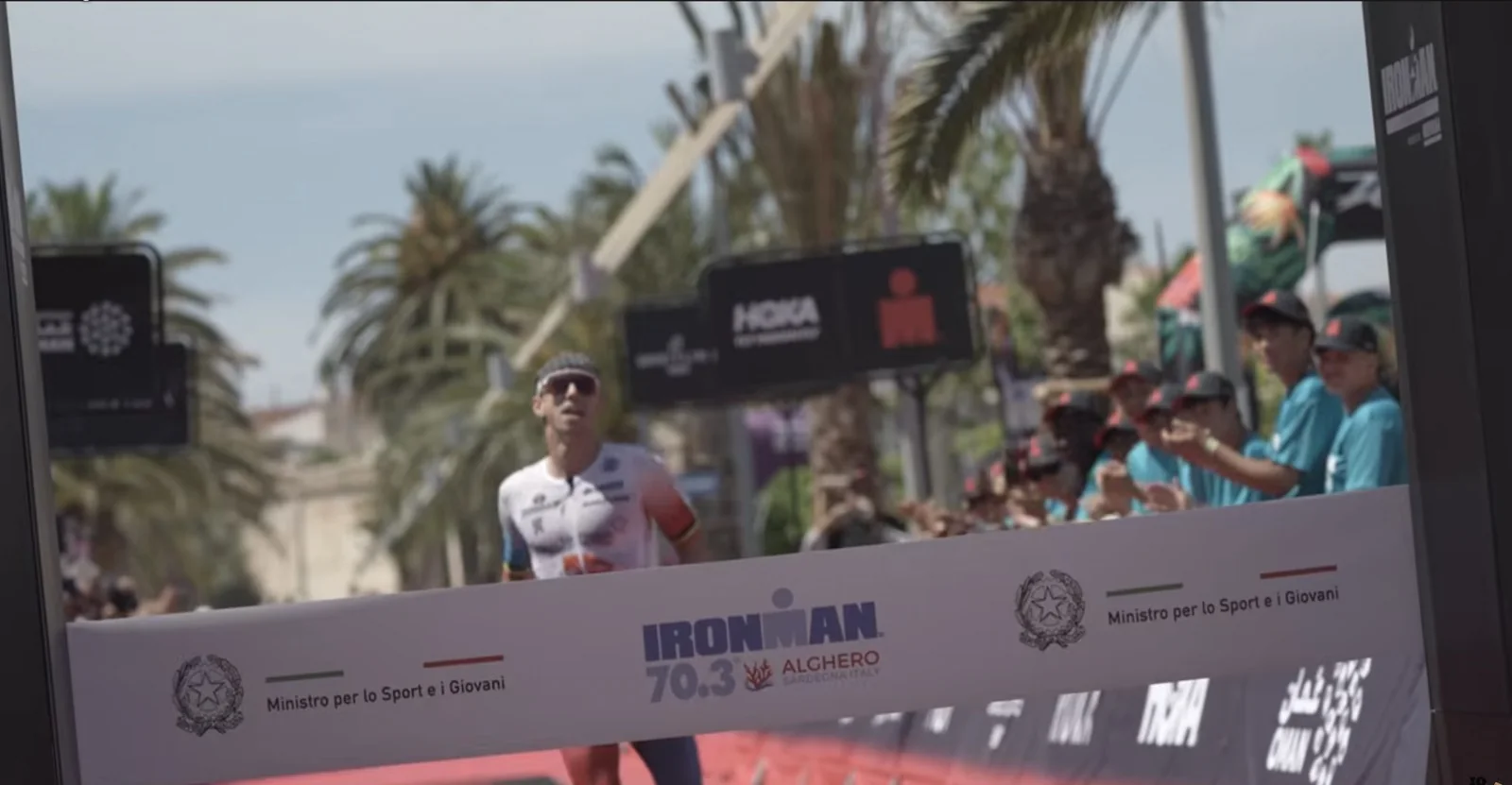Atleta sul percorso dell’IRONMAN 70.3 Alghero davanti al pubblico